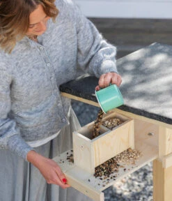 Dehner Natura Futterhaus Rofan, Geflammt, Inkl. Ständer, Ca. B84,3/H129,7/T84,3 Cm -Garten im Freien 6622872 6622898 6622906 6622922 WE MO 004 NVHRofanKarwendel 2