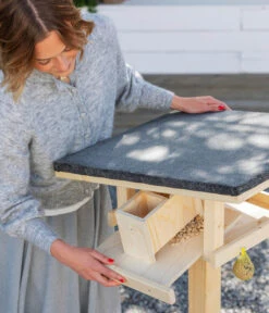 Dehner Natura Futterhaus Rofan, Geflammt, Inkl. Ständer, Ca. B84,3/H129,7/T84,3 Cm -Garten im Freien 6622872 6622898 6622906 6622922 WE MO 008 NVHRofanKarwendel 2