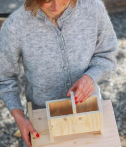 Dehner Natura Futterhaus Karwendel, Geflammt, Inkl. Ständer, Ca. B84,3/H127,2/T84,3 Cm -Garten im Freien 6622872 6622898 6622906 6622922 WE MO 009 NVHRofanKarwendel