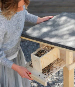 Dehner Natura Futterhaus Rofan, Geflammt, Inkl. Ständer, Ca. B84,3/H129,7/T84,3 Cm -Garten im Freien 6622872 6622898 6622906 6622922 WE MO 011 NVHRofanKarwendel 1