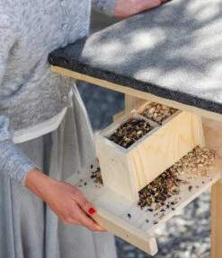 Dehner Natura Futterhaus Karwendel, Natur, Inkl. Ständer, Ca. B84,3/H127,2/T84,3 Cm -Garten im Freien 6622872 6622898 6622906 6622922 WE MO 012 NVHRofanKarwendel 1